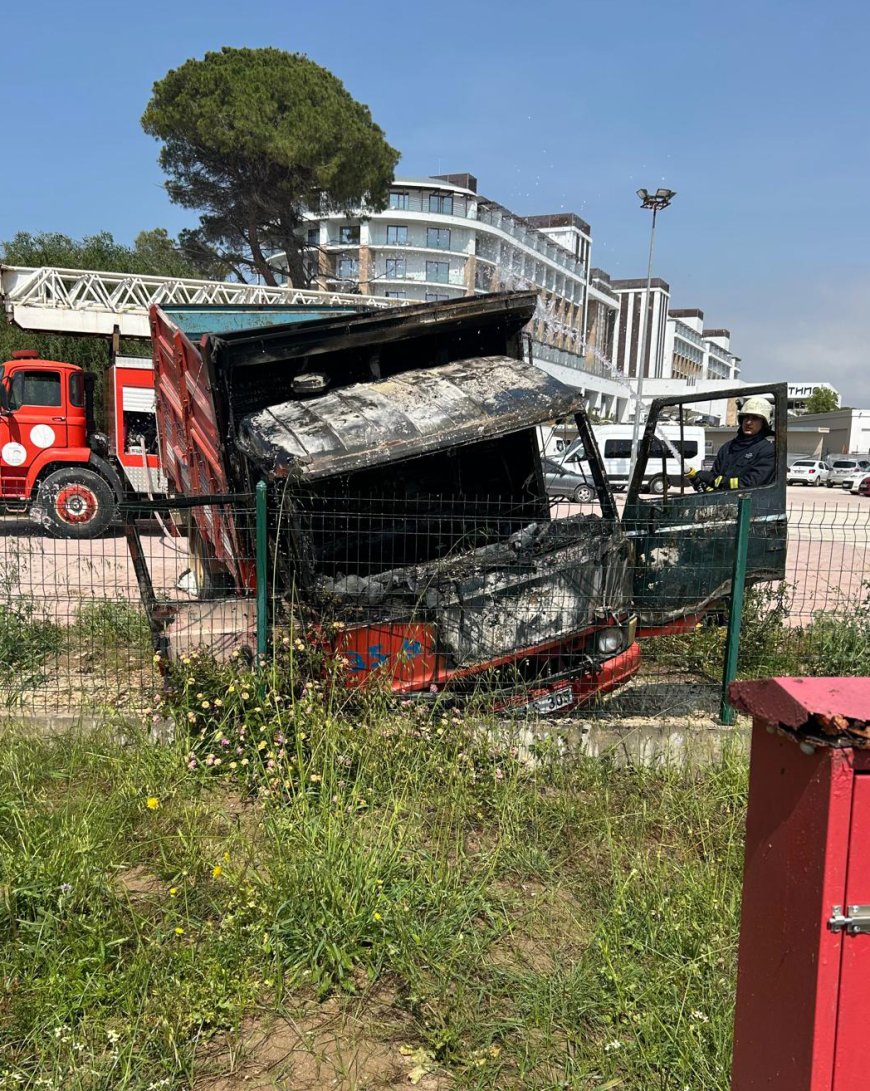 ANTALYA'nın Serik ilçesinde park halindeki kamyonet çıkan yangında kullanılamaz hale geldi.