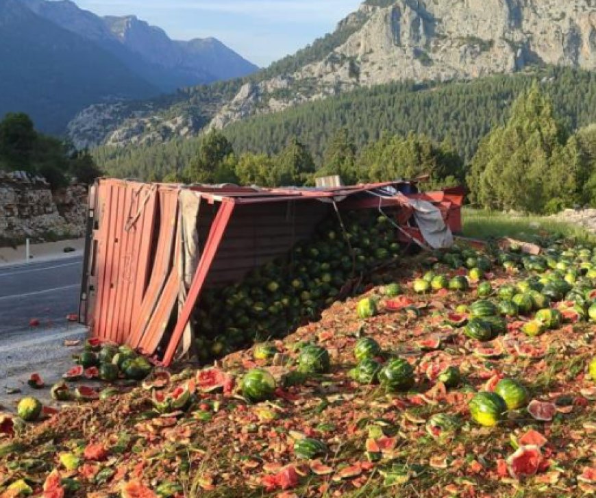 Antalya’da Karpuz Yüklü Kamyon Devrildi: Tonlarca Karpuz Yola Saçıldı