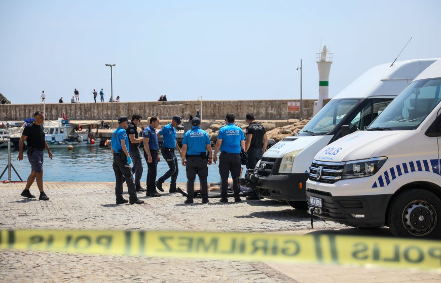 ANTALYA'da sahilden yaklaşık 250 metre açıkta, üzerinden kimlik çıkmayan erkek cesedi bulundu.