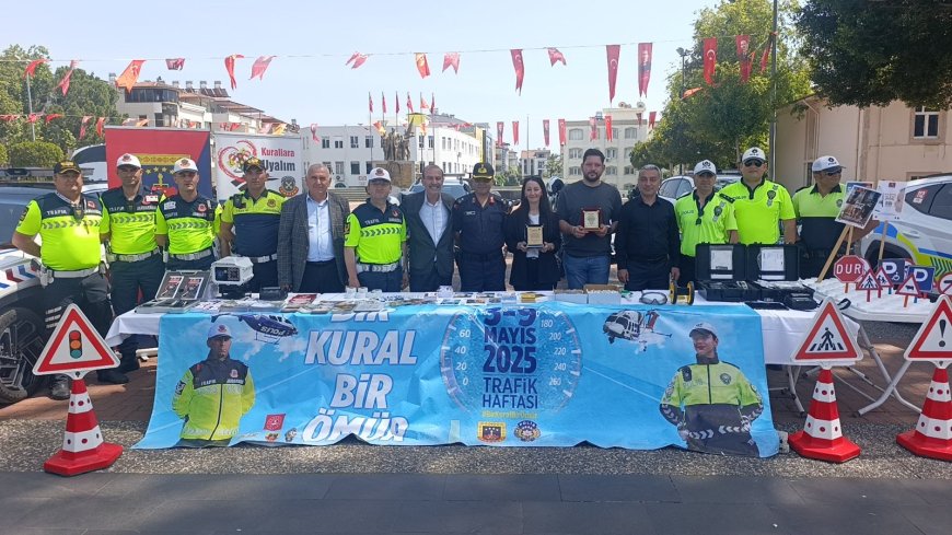 Manavgat’ta Trafik Haftasında Örnek Sürücülere Plaket