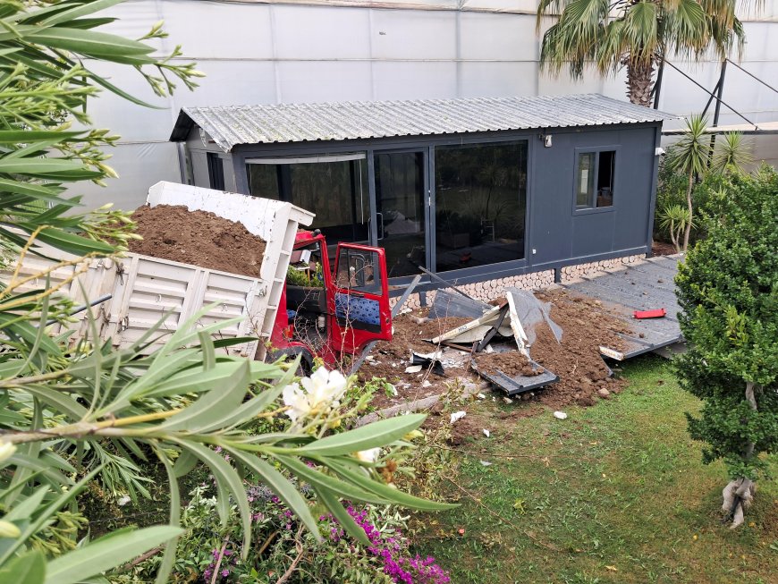 Serik’te Kontrolden Çıkan Kamyonet Seraya Uçtu: 1 Yaralı