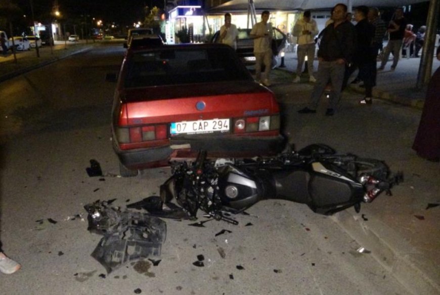 Antalya'da Motosiklet Park Halindeki Otomobile Çarpıp Altına Girdi: 2 Yaralı.