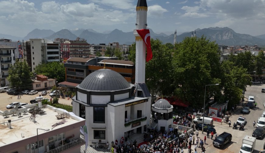 Antalya'nın Döşemealtı ilçesinde inşası tamamlanan Gurbet Göncü Camii, dualarla hizmete açıldı.