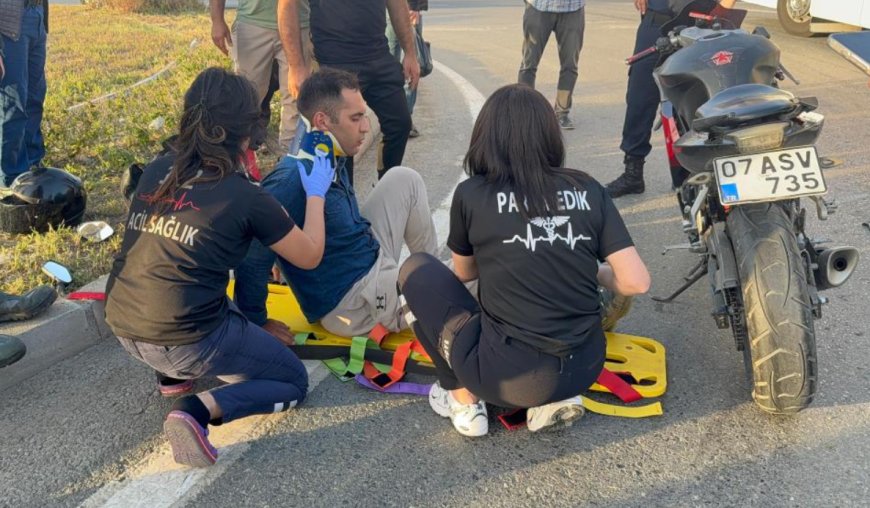 Antalya'da Plakası Belirlenemeyen Kamyonet Motosiklete Çarptı: Sürücü Yaralandı