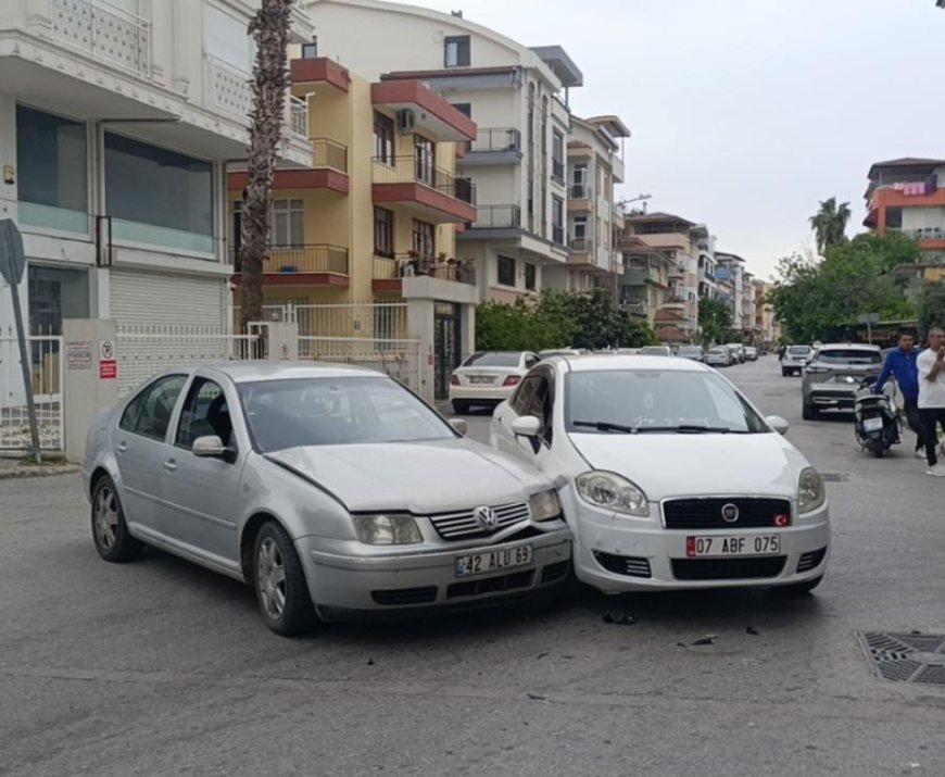 Manavgat'ta kavşak sisteminde 'dur' tabelasını kapatan kamyonet nedeniyle 2 otomobil çarpıştı.
