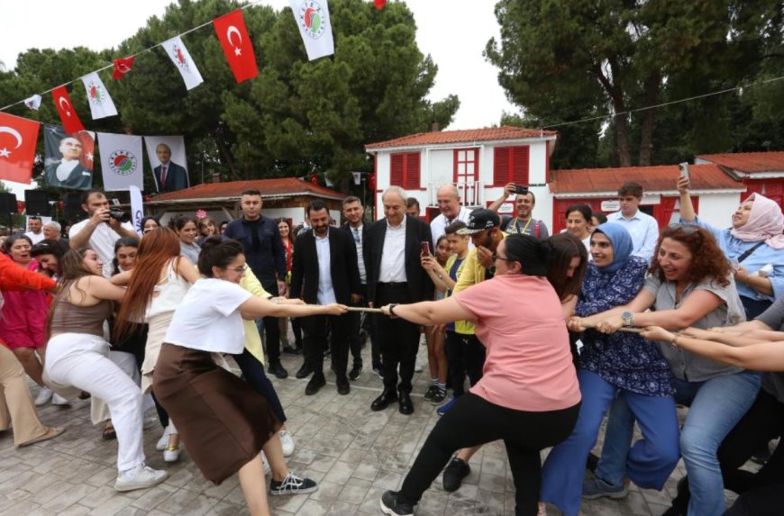 Kepez’de Anneler Günü’nde Duygulu ve Renkli Anlar