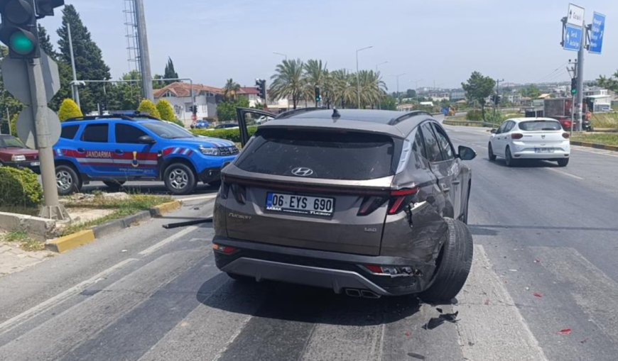 Manavgat’ta Kamyonet ile Otomobil Çarpıştı: 1 Yaralı