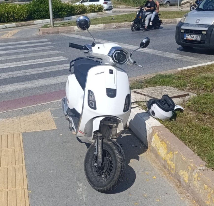 Antalya'nın Manavgat ilçesinde geri manevra yapan otomobil, kırmızı ışıkta bekleyen motosiklete çarptı.