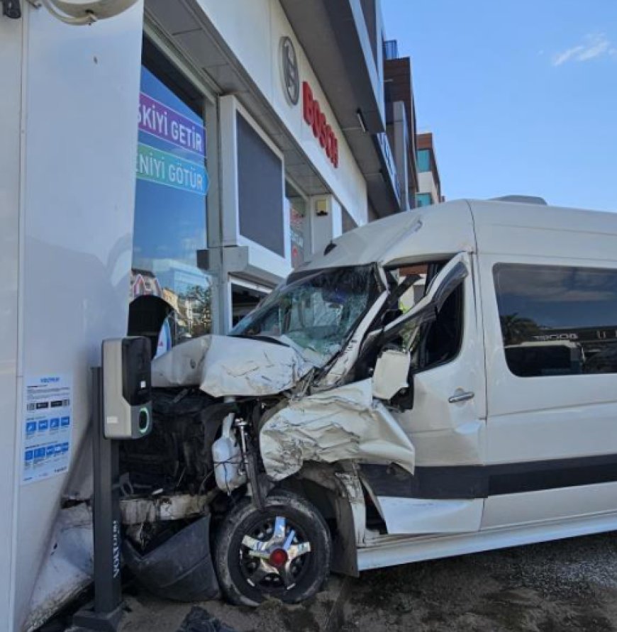 Antalya’da Zincirleme Kaza: Servis Aracı İş Yerine Daldı