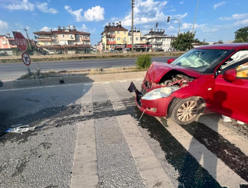 Antalya Manavgat’ta Trafik Kazası: Otomobil Sürücüsü Yaralandı