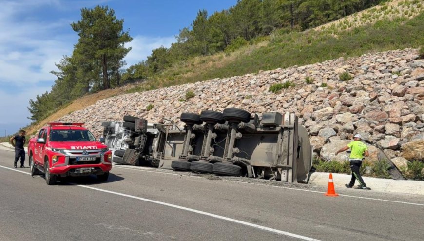 Gazipaşa’da Trafik Kazası: Zift Taşıyan Tır Yan Yattı, Sürücü Yaralı