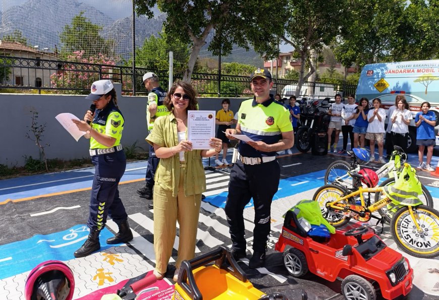 Kemer’de Jandarmadan Öğrencilere ‘Bir Kural Bir Ömür’ Trafik Eğitimi