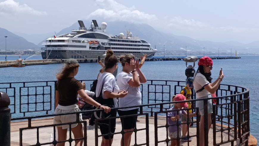 L’Austral Kruvaziyeri 187 Turistle Alanya’ya Demir Attı
