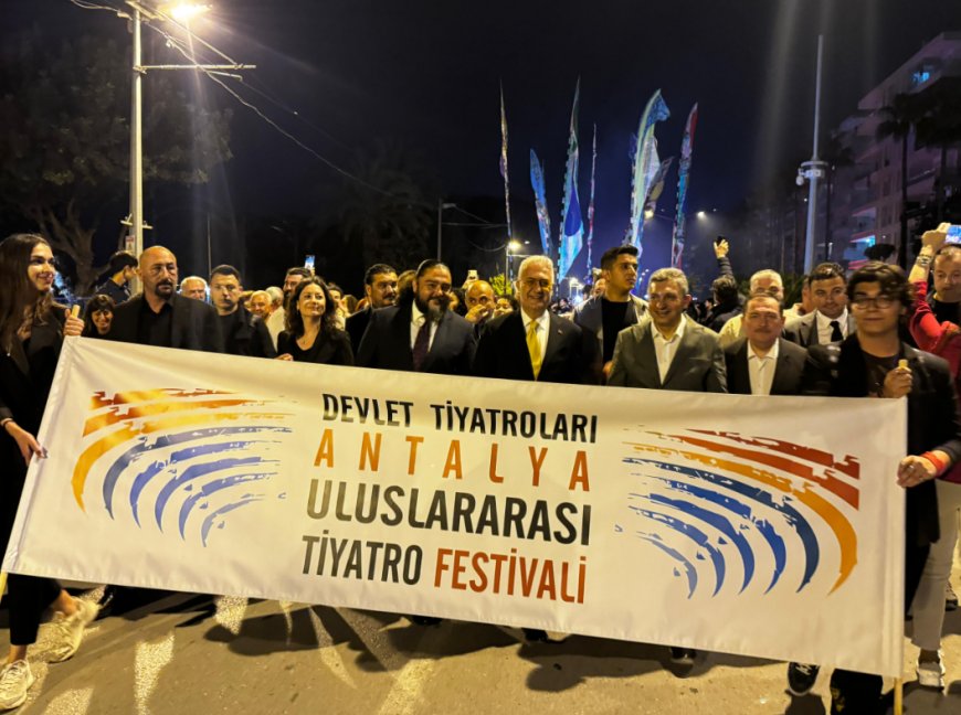 Antalya, 15. Uluslararası Tiyatro Festivali’ne görkemli bir açılışla ev sahipliği yaptı.