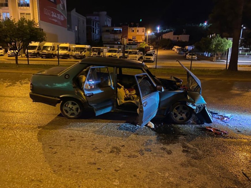 Tırla Çarpışan Otomobilde Can Pazarı: 2 Yaralı