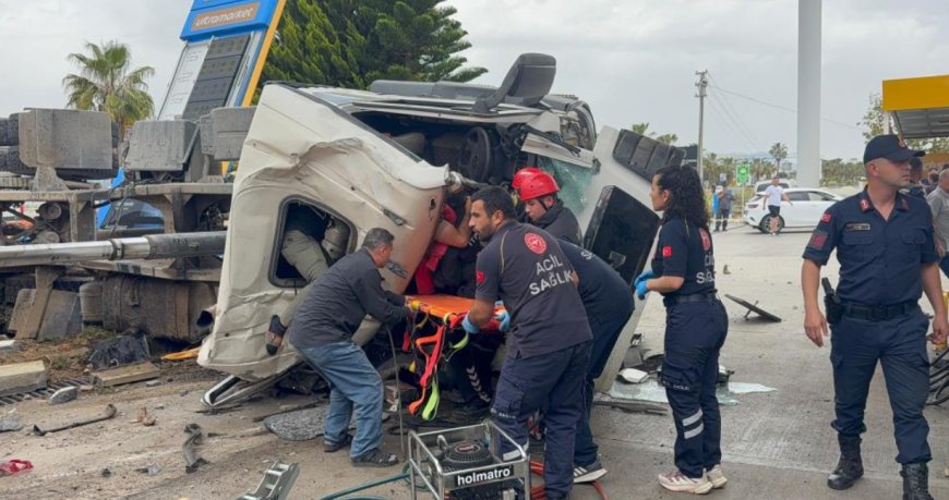 Antalya’da Korku Dolu Anlar: Kamyon 2 Araca Çarpıp Akaryakıt İstasyonuna Daldı