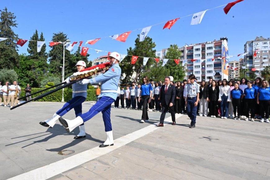 Başkan Böcek 19 Mayıs’ta Gençlerle Anıta Saygı Duruşunda