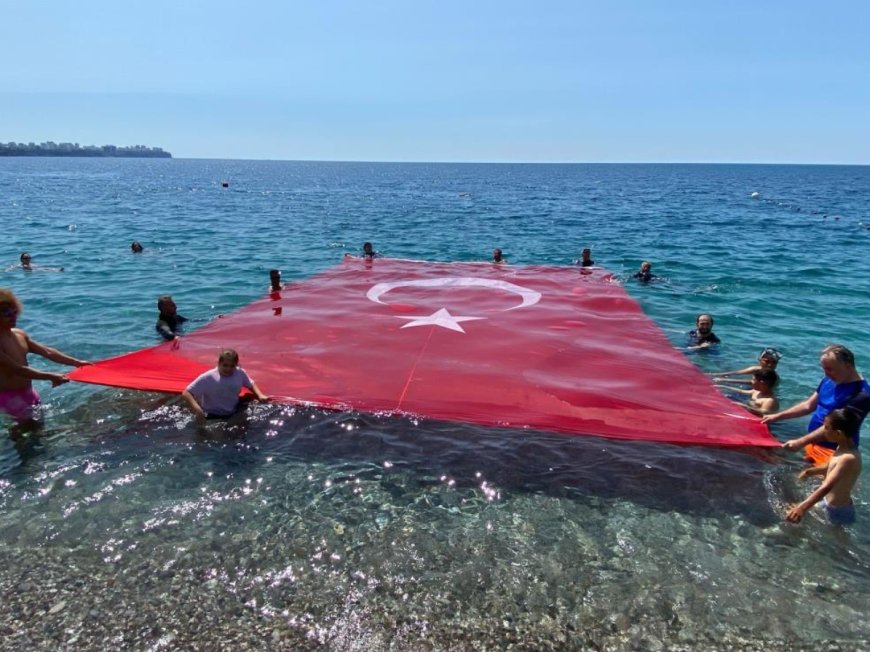 Konyaaltı’nda 19 Mayıs Kutlaması: Dalgıçlar Dev Türk Bayrağı Açtı