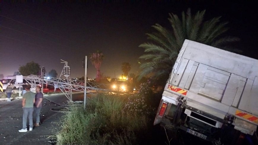 Manavgat’ta Kırmızı Işıkta Bekleyen Araca Kamyon Çarptı: 3 Yaralı