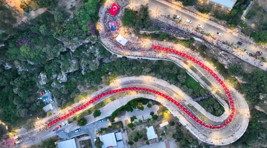 Binler Tek Yürek Oldu: Antalya’da Fener Alayı ve Ceza Rüzgârı