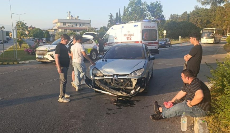 Manavgat’ta Feci Kaza! Otomobiller Çarpıştı, 3 Yaralı