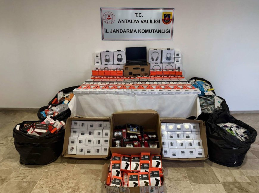 Aksu’da Jandarmadan Kaçak Elektronik Operasyonu: Binlerce Aksesuar Ele Geçirildi