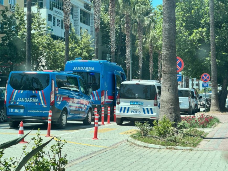 Gazipaşa’da 3 Düzensiz Göçmen ve Sahte Kimlikli Sürücü Yakalandı