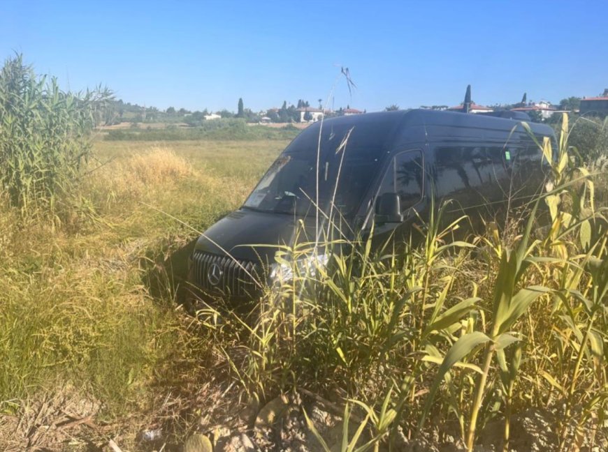 Antalya'da Köpeğe Çarpmamak İçin Direksiyonu Kırdı, Araç Tarlaya Uçtu