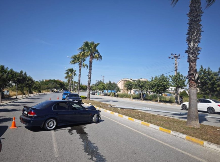 Antalya'da Refüje Çıkan Araç Aydınlatma Direğini Devirdi.