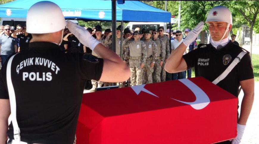 Antalya'da Kalbine Yenik Düşen Polis Memuru İçin Gözyaşlarıyla Uğurlama.