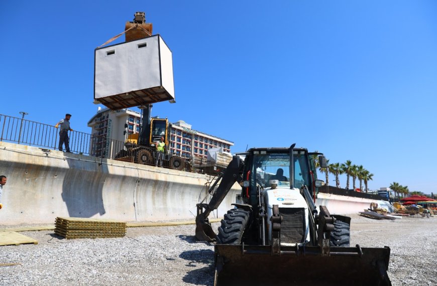 Antalya Büyükşehir'den Konyaaltı Sahili'nde Kapsamlı Bakım