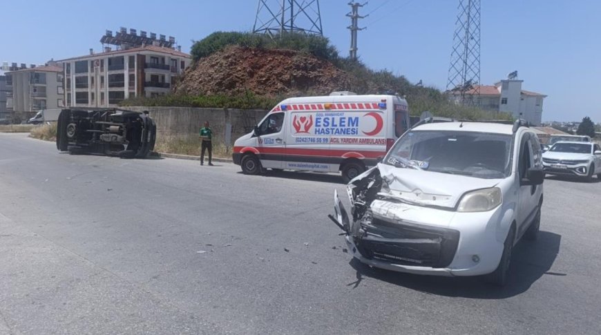 Manavgat’ta Trafik Kazası: Çarpışmanın Etkisiyle Kamyonet Devrildi