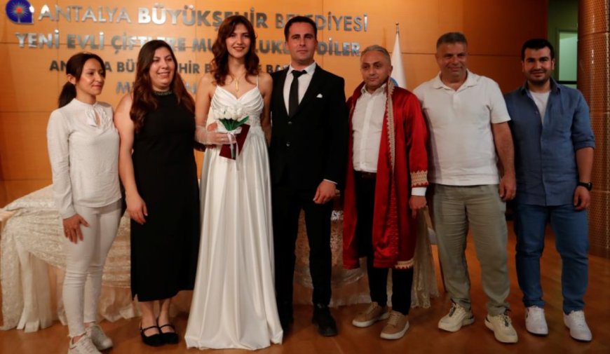 Unutulmaz Bir Tarihte Unutulmaz Nikahlar: Antalya’da 40 Çift “Evet” Dedi