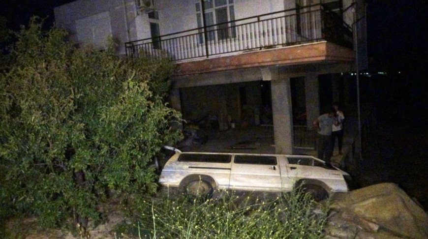 Antalya'da Ehliyetsiz ve Alkollü Sürücü Kamyonetle Evin Avlusuna Uçtu.