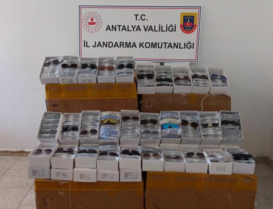 Antalya'da Gözlük Yüklü Araç Durduruldu: 15 Bin Kaçak Ürün Ele Geçirildi.
