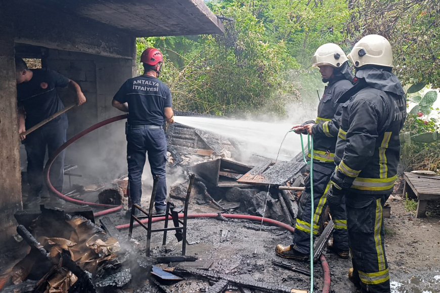 Antalya'nın Alanya ilçesinde müstakil evde yangın.