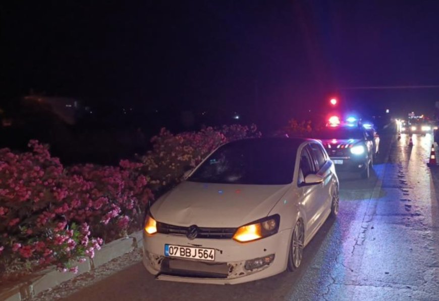 Antalya'da Emniyet Şeridinden Geçen Otomobil Yayaya Çarptı