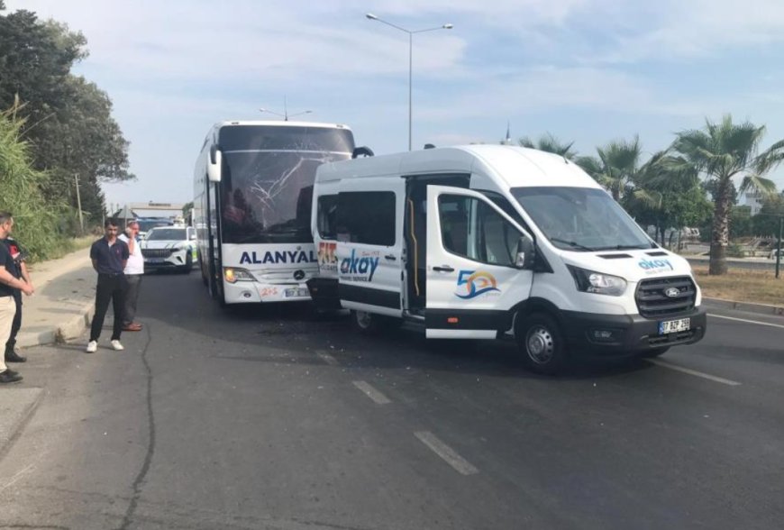 Manavgat’ta Yolcu Otobüsü ile Tur Minibüsü Çarpıştı: 2 Yaralı