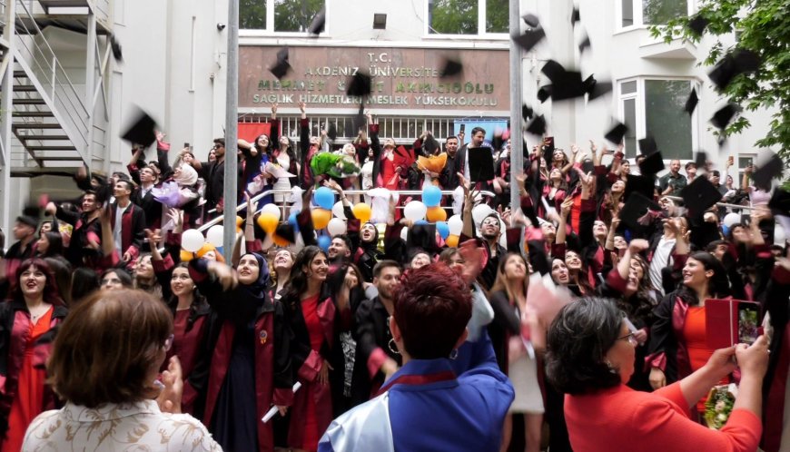 Akdeniz Üniversitesi MYO’da Geleceğin Sağlıkçıları Mezun Oldu