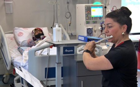 Döşemealtı Devlet Hastanesi’nde Diyaliz Hastalarına Müzikli Moral Desteği