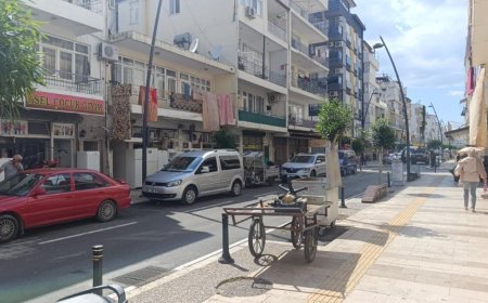 Manavgat’ta Yola Fırlayan 3 Yaşındaki Çocuk Otomobile Çarparak Yaralandı