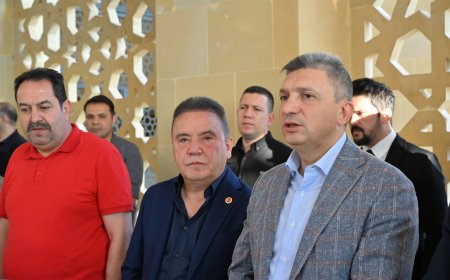 Antalya Büyükşehir Belediye Başkanı Böcek, protokol ve vatandaşla bayramlaştı