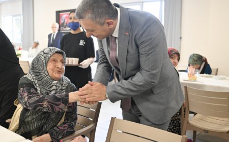 Antalya Valisi Hulusi Şahin Kamu Görevlileri Ve Vatandaşlarla Bayramlaştı