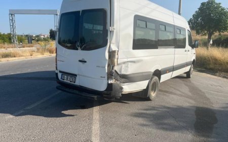 Manavgat’ta Motosiklet Minibüse Çarptı: Sürücü Ağır Yaralı