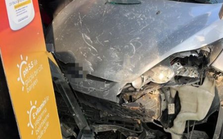 Antalya'da Otomobil Mağazaya Daldı! Sürücü Burnu Bile Kanamadan Kurtuldu.