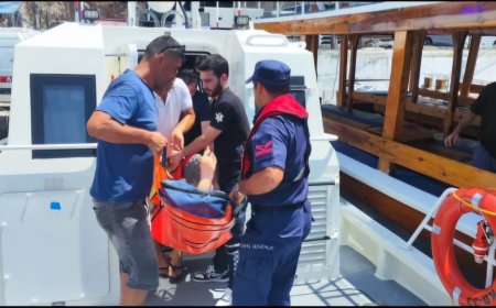 Demre Kaleköy'de düşen turist, sahil güvenlik botuyla ambulansa götürüldü