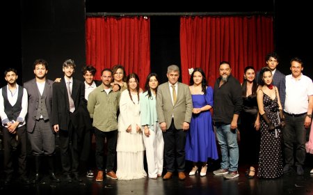 Antalya Muratpaşa Anadolu Lisesi öğrencileri, Haldun Dormen'in "Hisseli Harikalar Kumpanyası" eserini sahneledi.