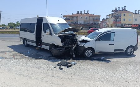 Manavgat'ta tur aracı hafif ticari araçla kafa kafaya çarpıştı: 6 yaralı