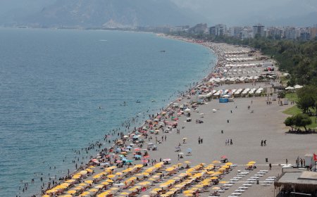 Antalya'da termometreler 35 dereceyi gösterdi, LGS'den çıkanlar denize koştu