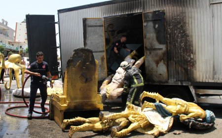 Antalyanın Serik ilçesinde kamyon alev alev yandı